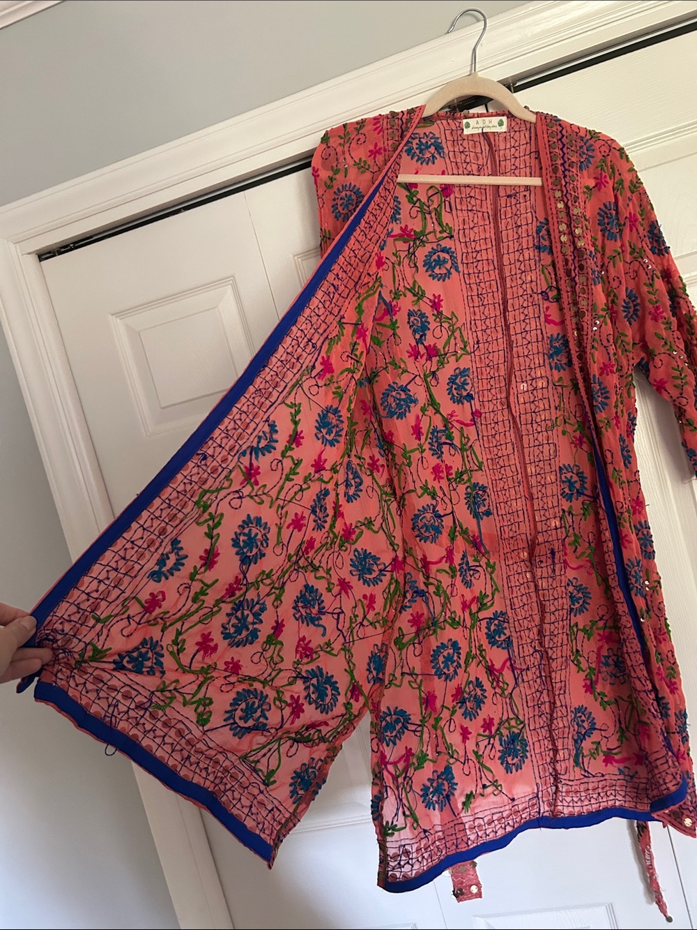 Always on Holiday Store handmade robe with sequins and embroidered details. - Picture 5 of 11